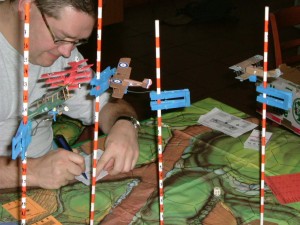 Der Rote Baron (Johannes) markiert seine erlittenen Treffer  