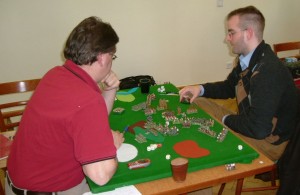 Johannes und Rouven im Spiel vertieft 